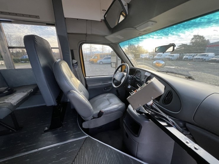 2004-ford-e350-sd-image-24