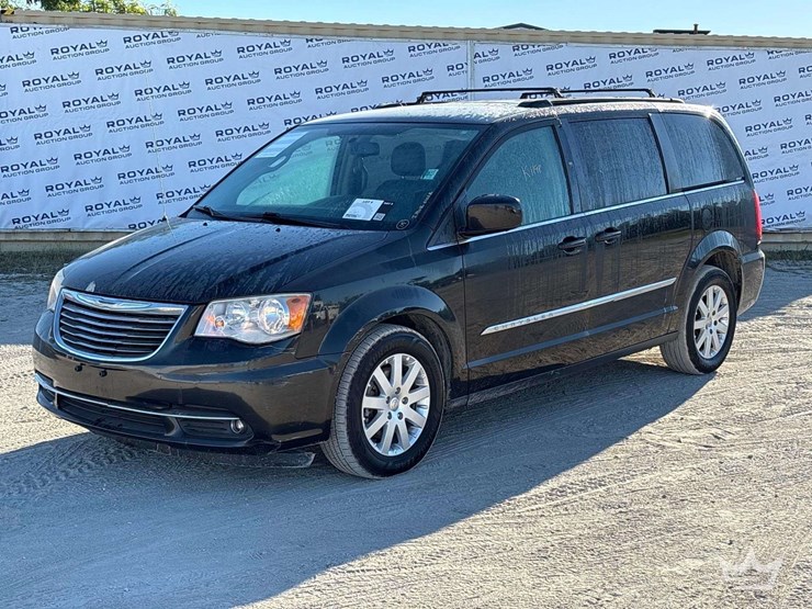 2016-chrysler-town-&-country-image-1