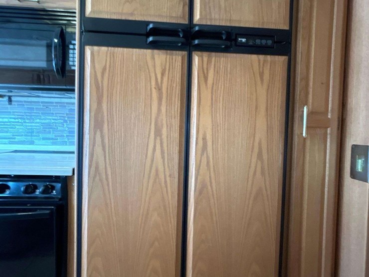 2004-winnebago-adventurer-38g-38ft.-class-a-motorhome-image-42