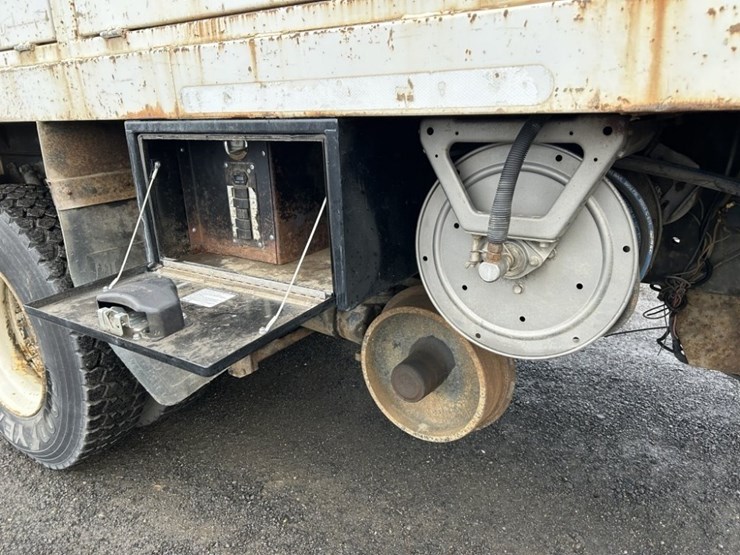 2001-freightliner-fl80-image-43