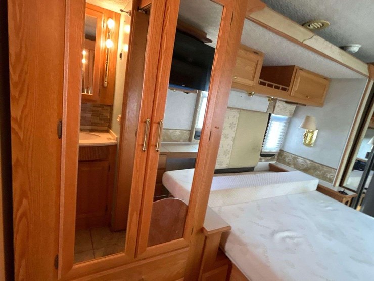 2004-winnebago-adventurer-38g-38ft.-class-a-motorhome-image-63
