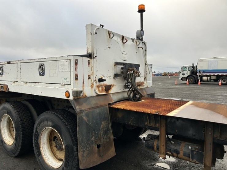 2001-freightliner-fl80-image-32