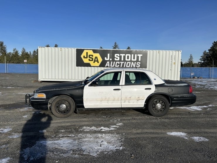 2011-ford-crown-victoria-sedan-image-2