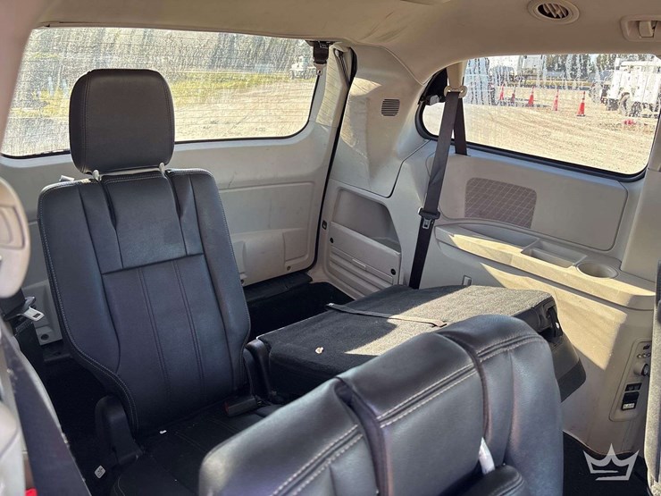 2016-chrysler-town-&-country-image-22