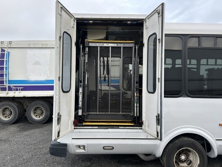 2011-chevrolet-express-paratransit-bus-image-26