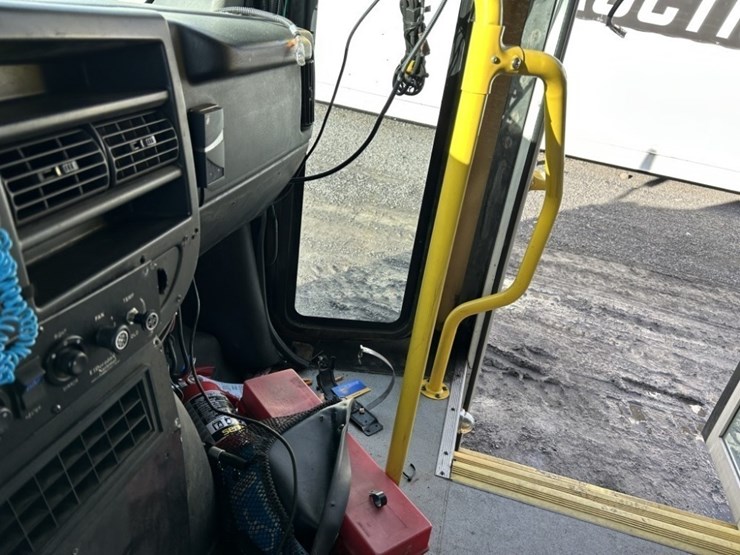 2012-chevrolet-express-paratransit-bus-image-22