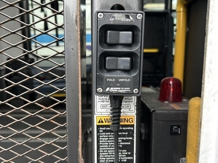 2011-chevrolet-express-paratransit-bus-image-28