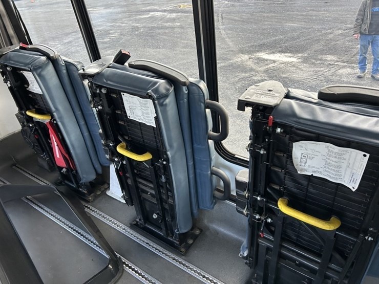 2016-chevrolet-express-paratransit-bus-image-18