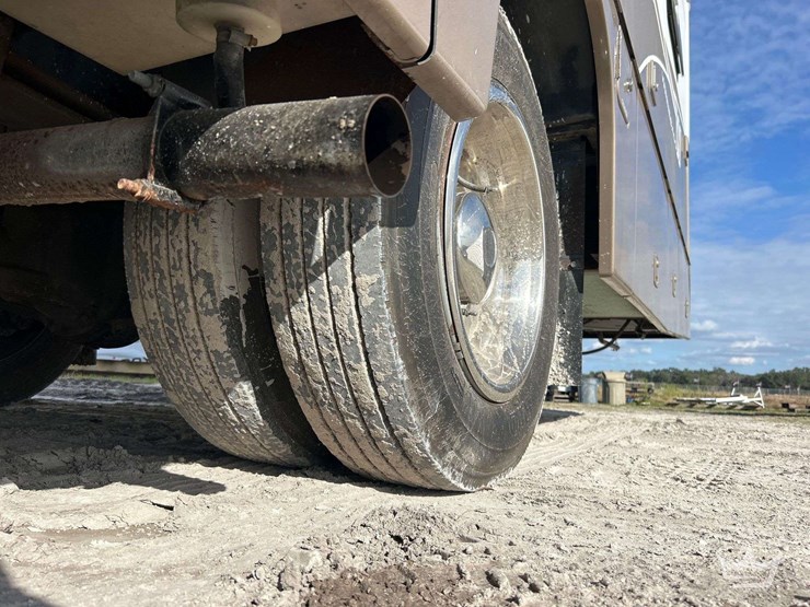 2004-winnebago-adventurer-38g-38ft.-class-a-motorhome-image-100