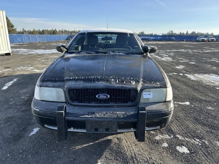 2011-ford-crown-victoria-sedan-image-8