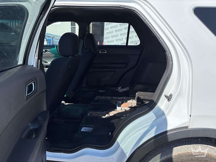 2015-ford-explorer-image-16