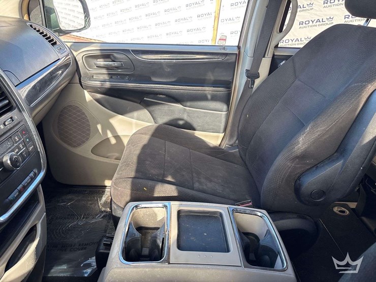 2016-chrysler-town-&-country-image-19