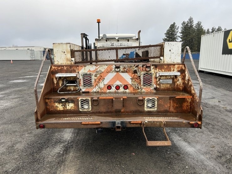 2001-freightliner-fl80-image-4