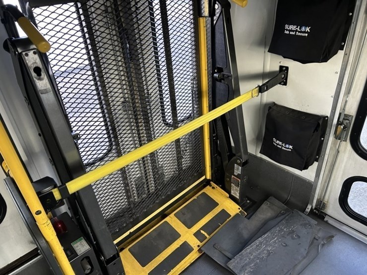 2016-chevrolet-express-paratransit-bus-image-19