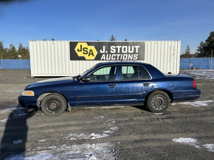 2004-ford-crown-victoria-sedan-image-2