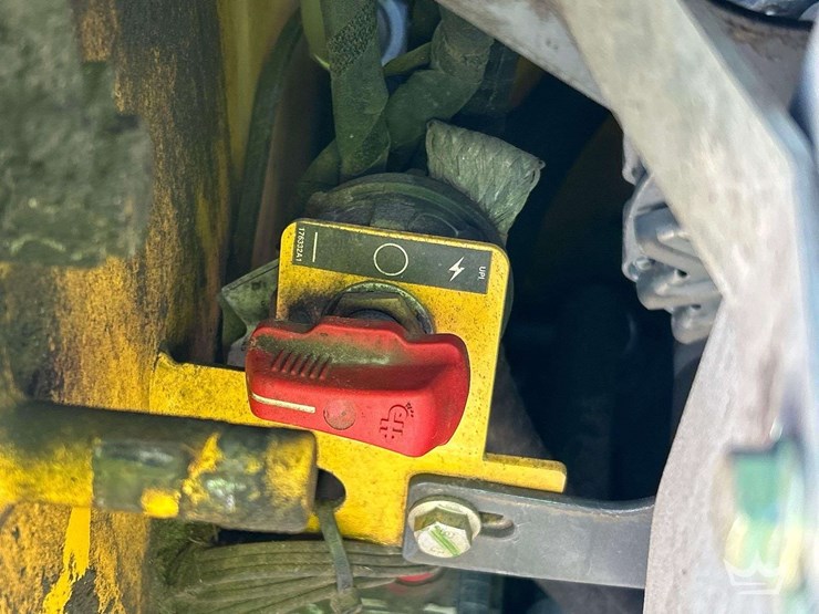 2023-new-holland-c327-image-9