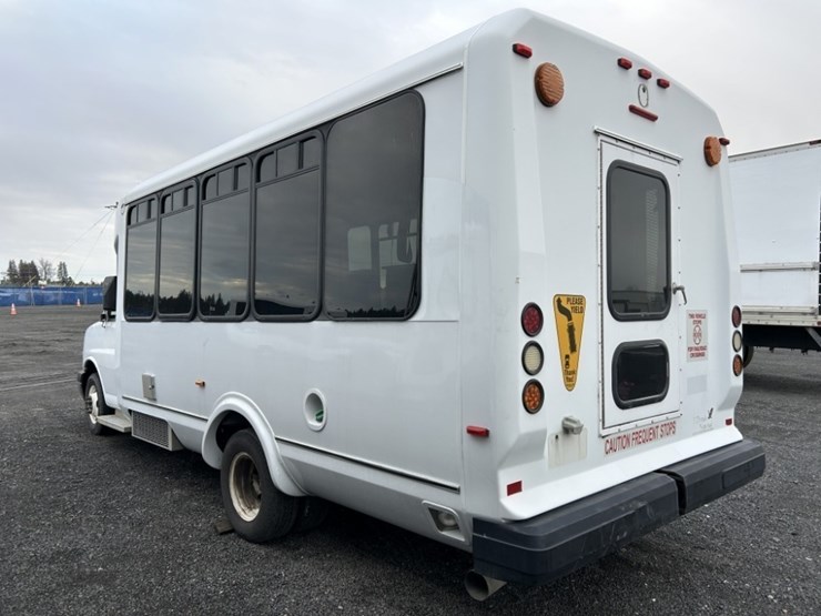 2011-chevrolet-express-paratransit-bus-image-3