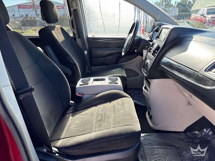 2016-chrysler-town-&-country-image-20