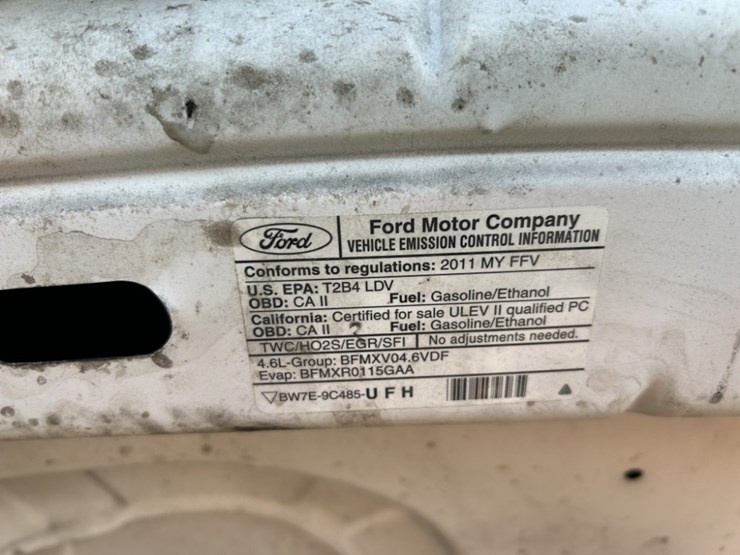 2011-ford-crown-victoria-sedan-image-34