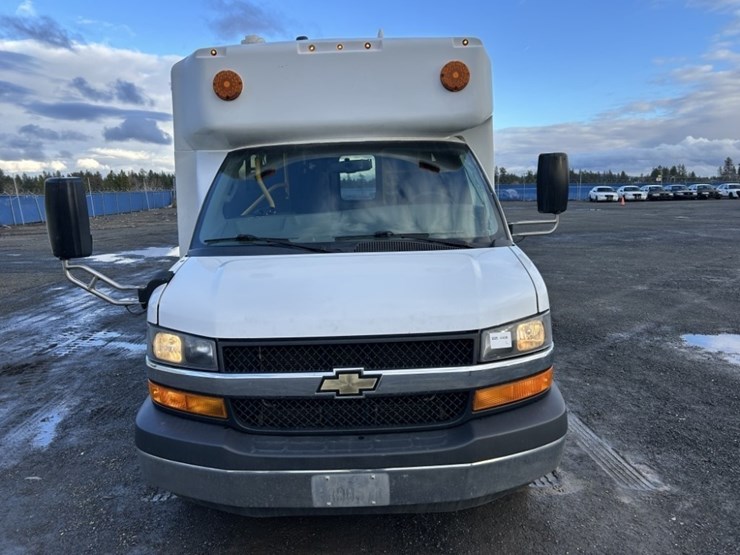 2016-chevrolet-express-paratransit-bus-image-8