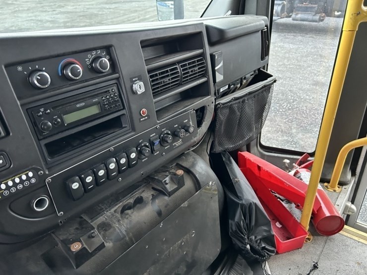 2011-chevrolet-express-paratransit-bus-image-12