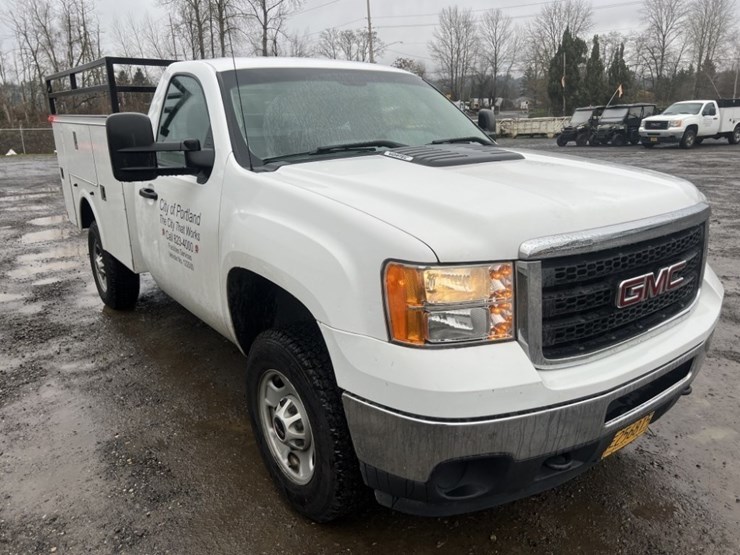 2012-gmc-sierra-utility-truck-image-2