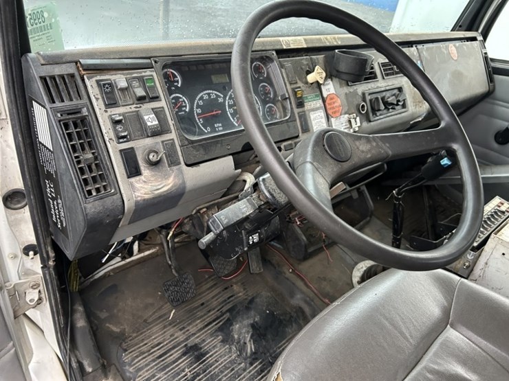 2001-freightliner-fl80-image-20