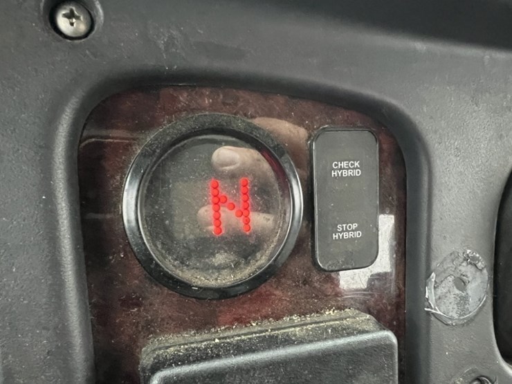 2012-freightliner-m2-bucket-truck-image-32