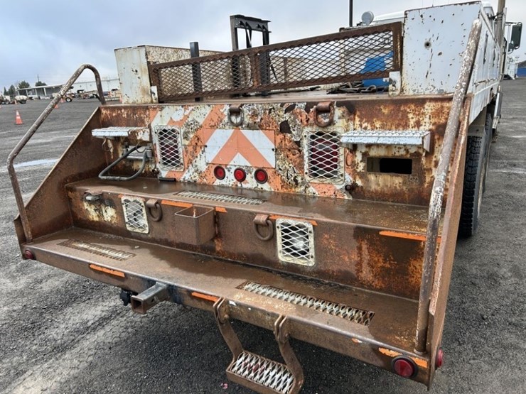 2001-freightliner-fl80-image-30