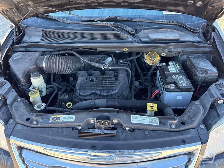 2016-chrysler-town-&-country-image-7