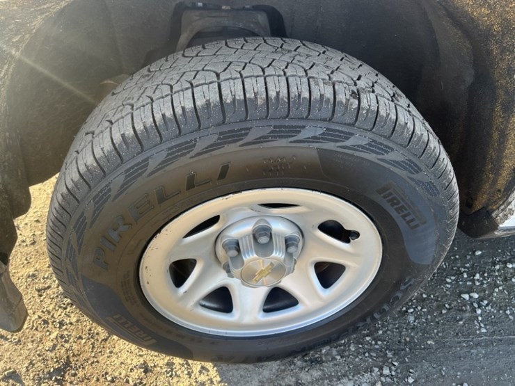 2017-chevrolet-silverado-crew-cab-pickup-image-14