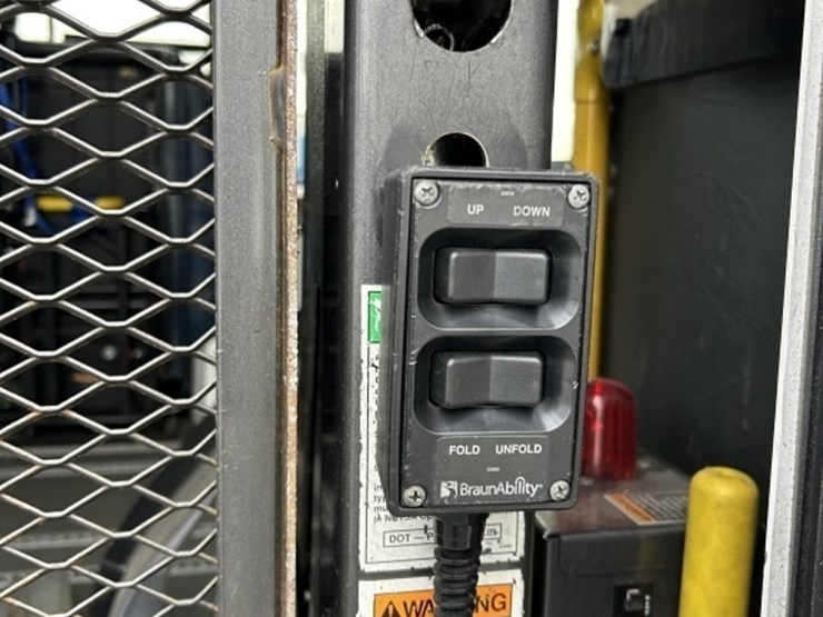 2012-chevrolet-express-paratransit-bus-image-33