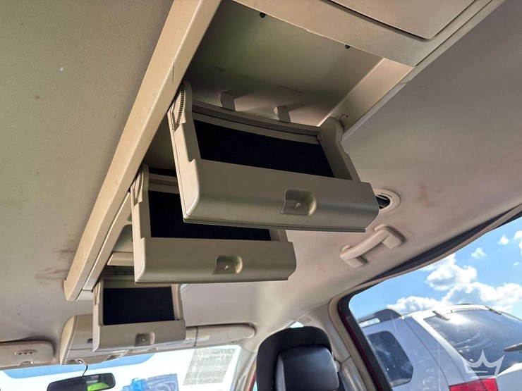 2016-chrysler-town-&-country-image-32