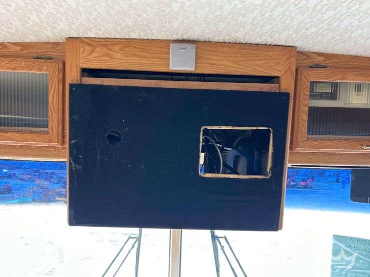 2004-winnebago-adventurer-38g-38ft.-class-a-motorhome-image-23