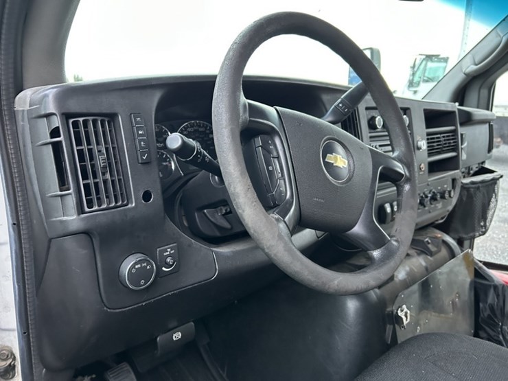 2011-chevrolet-express-paratransit-bus-image-16