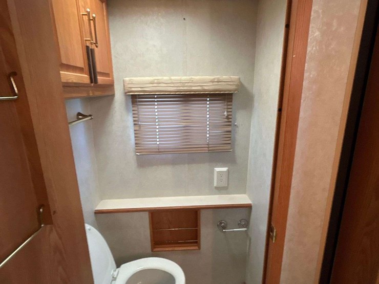 2004-winnebago-adventurer-38g-38ft.-class-a-motorhome-image-61