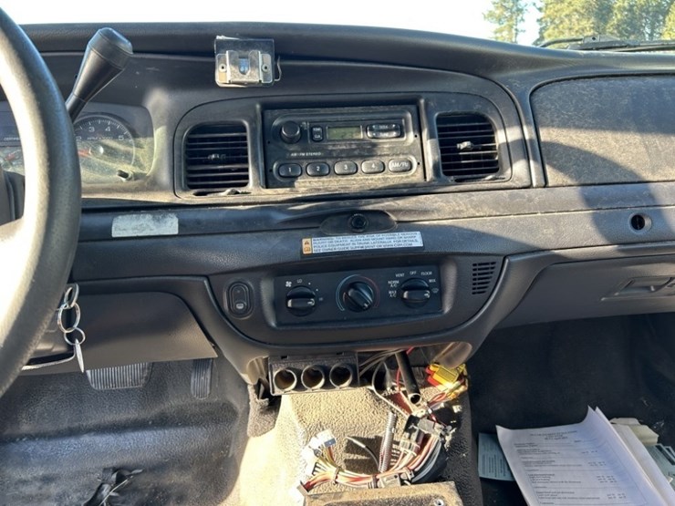 2011-ford-crown-victoria-sedan-image-17