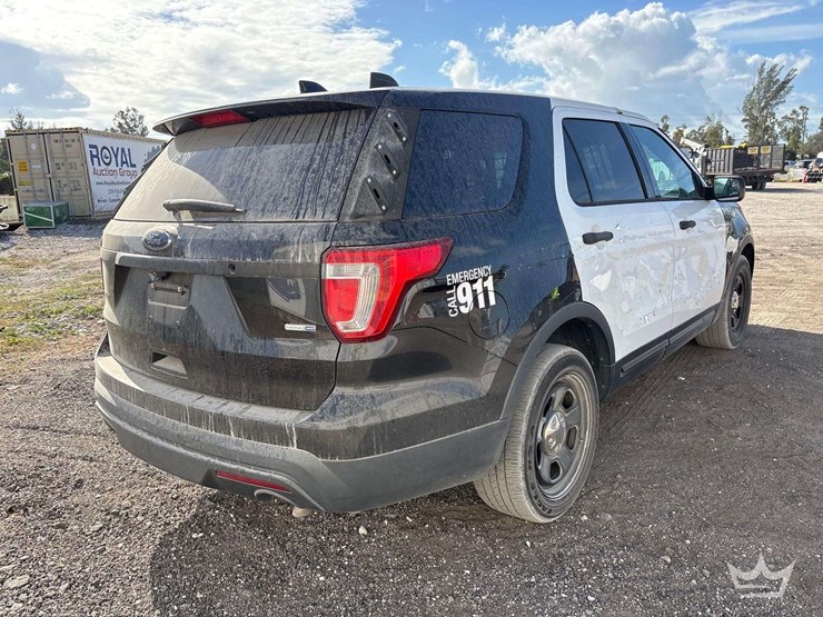 2016-ford-explorer-image-3