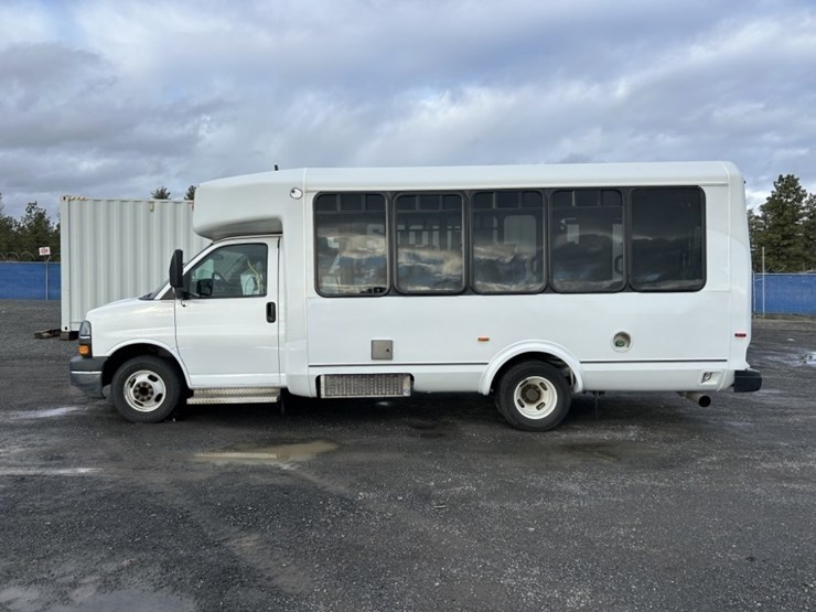 2012-chevrolet-express-paratransit-bus-image-2