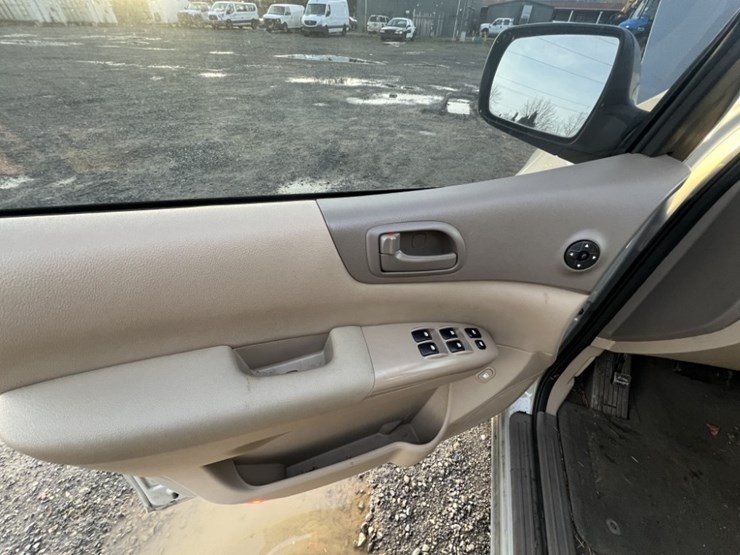 2012-kia-sedona-image-22