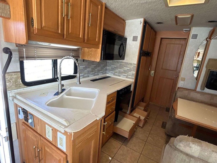 2004-winnebago-adventurer-38g-38ft.-class-a-motorhome-image-31