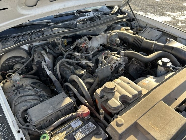 2011-ford-crown-victoria-sedan-image-32