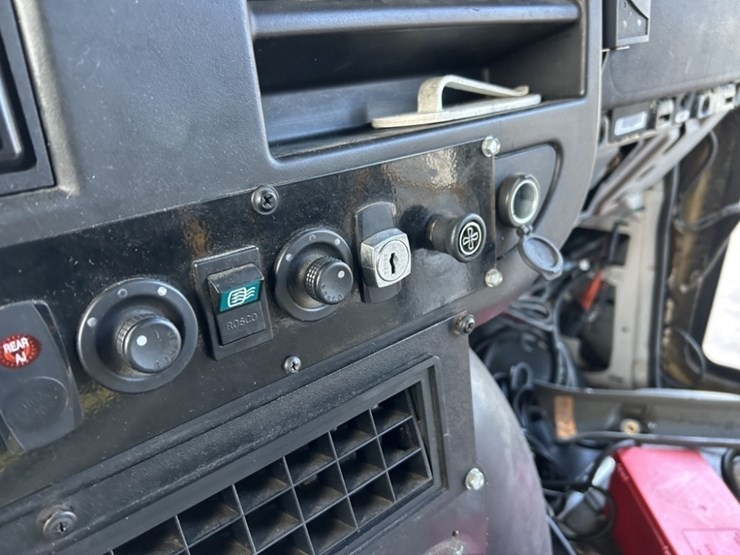 2016-chevrolet-express-paratransit-bus-image-22