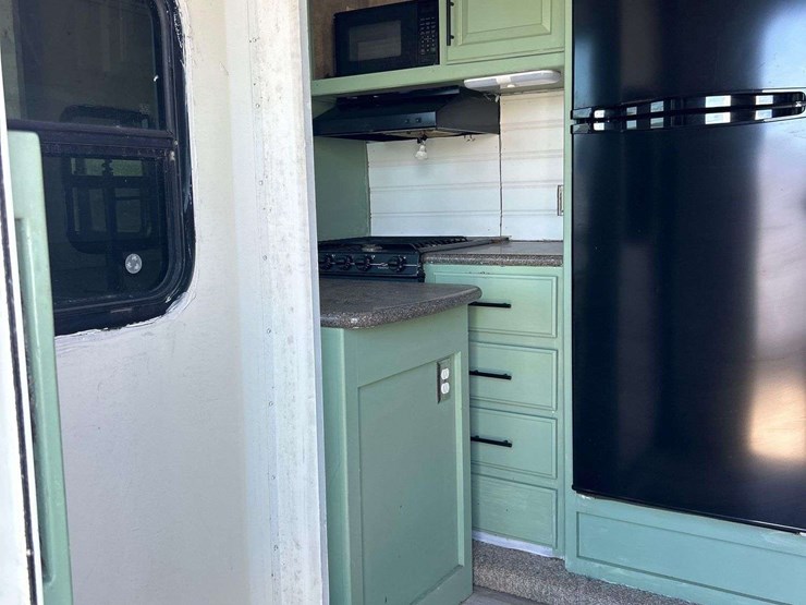 2013-keystone-laredo-la329re13-37ft.-t/a-fifth-wheel-travel-trailer-image-9