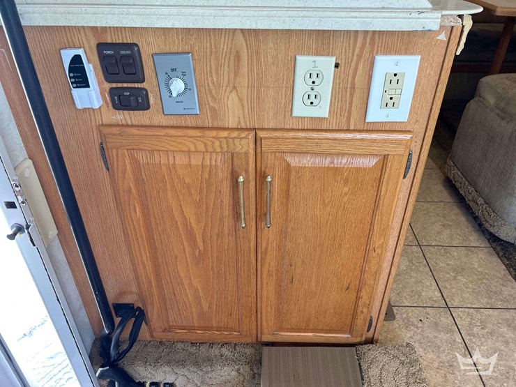 2004-winnebago-adventurer-38g-38ft.-class-a-motorhome-image-32