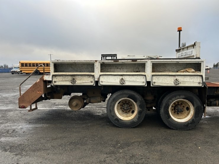 2001-freightliner-fl80-image-31