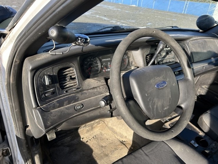 2011-ford-crown-victoria-sedan-image-18