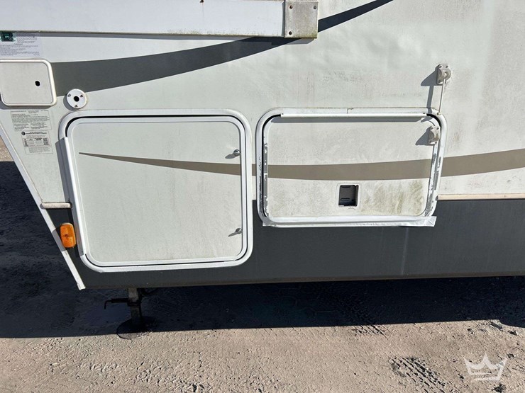 2013-keystone-laredo-la329re13-37ft.-t/a-fifth-wheel-travel-trailer-image-46