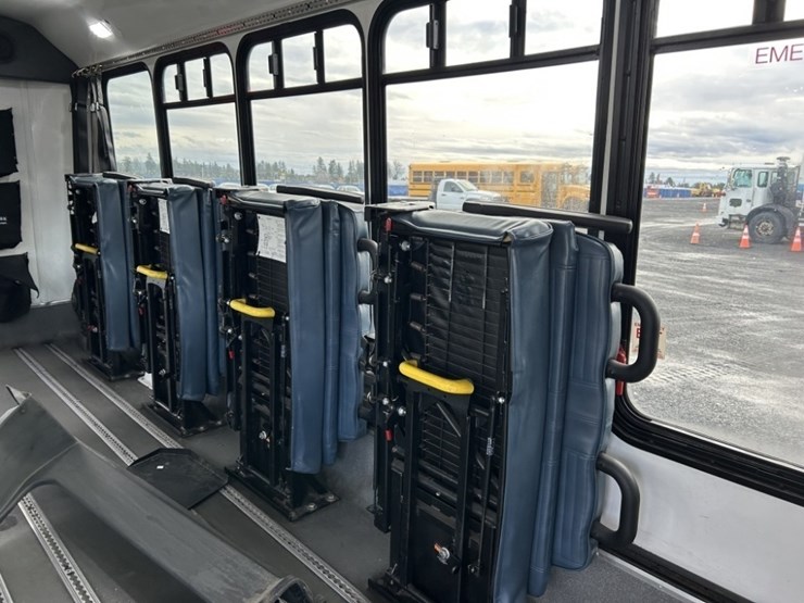 2016-chevrolet-express-paratransit-bus-image-22