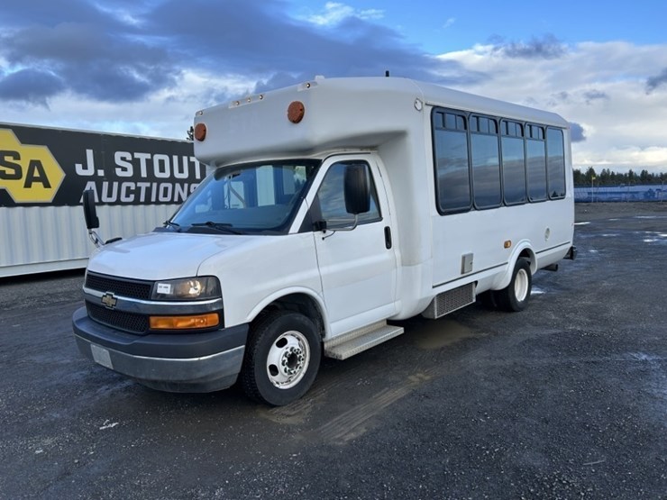 2016-chevrolet-express-paratransit-bus-image-1